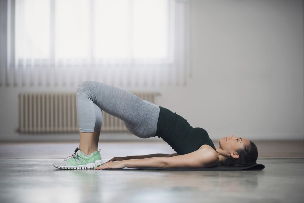 Bài tập cầu lưng trị thoái hóa cột sống