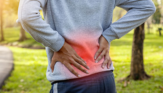 Đau thắt lưng: Triệu chứng, Nguyên nhân &amp; Cách điều trị