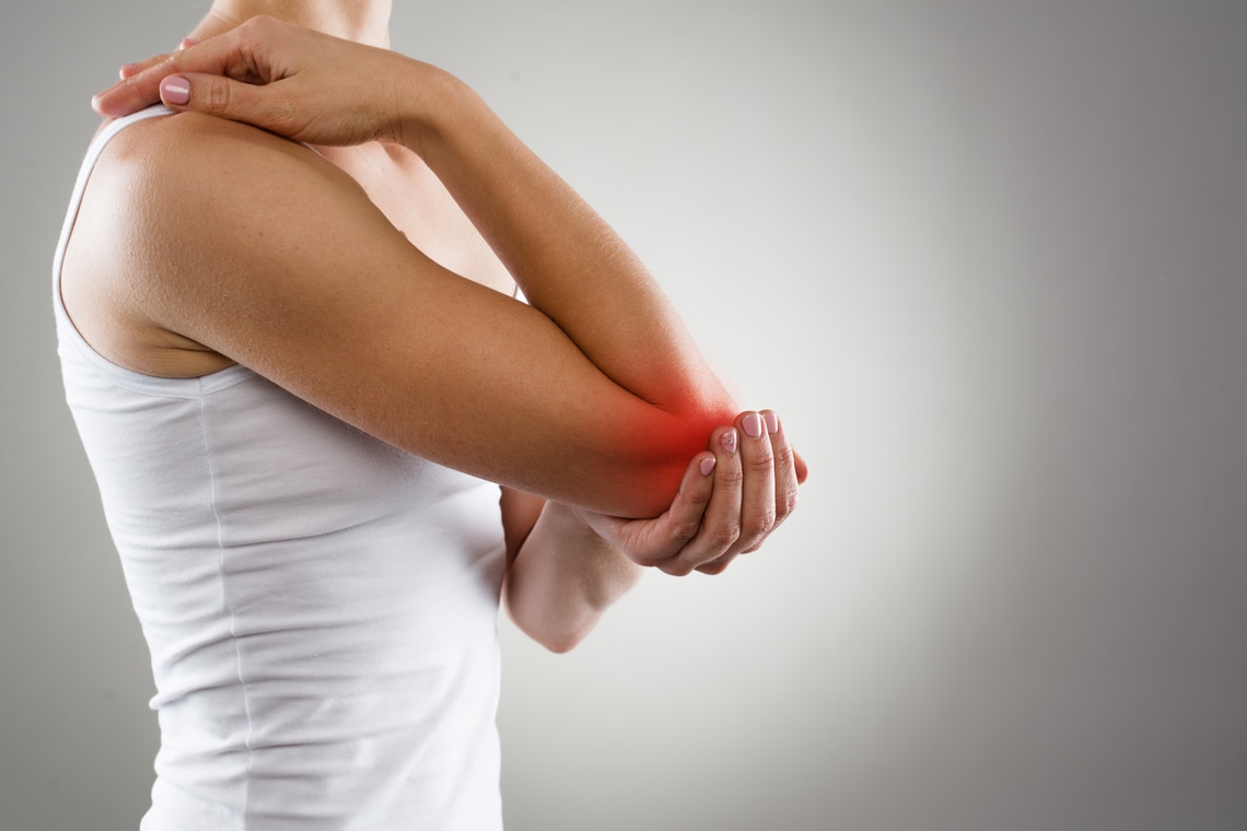 Hội chứng tennis elbow: Triệu chứng, nguyên nhân &amp; cách điều trị