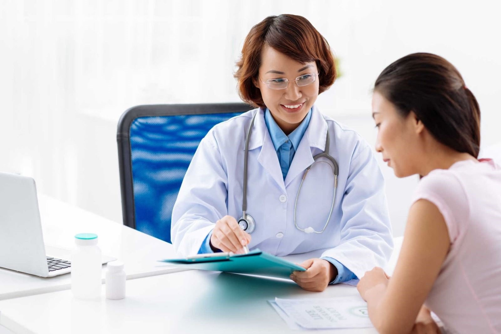  Viêm gân bánh chè: Nguyên nhân, Triệu chứng &amp; Cách chữa trị