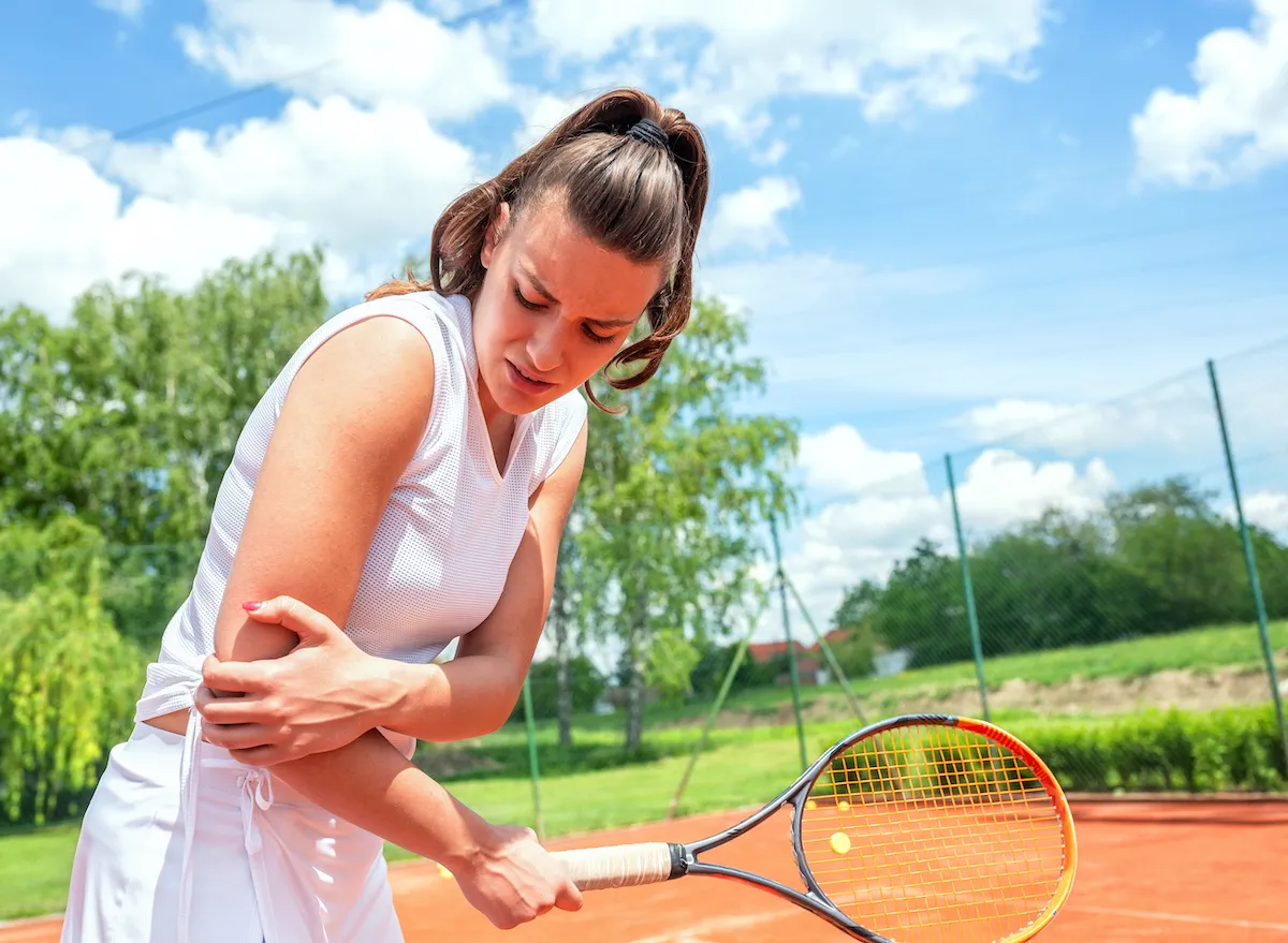 Hội chứng tennis elbow: Triệu chứng, nguyên nhân &amp; cách điều trị