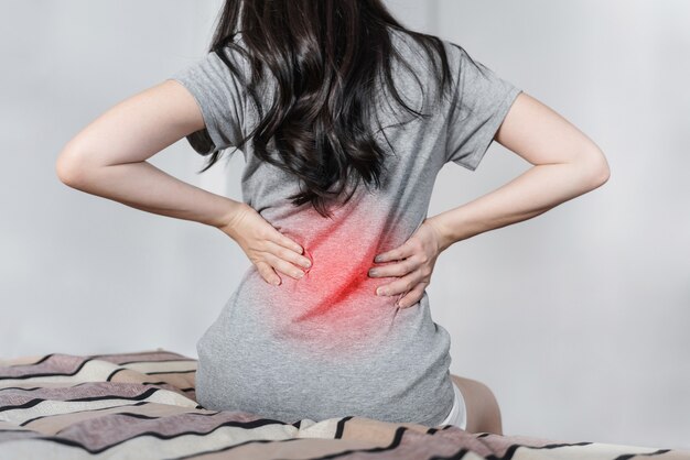 Đau thắt lưng: Triệu chứng, Nguyên nhân &amp; Cách điều trị