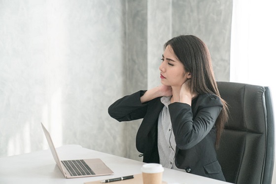 Các triệu chứng đau cổ vai gáy cấp tính thường xuất hiện trong 3 tháng đầu