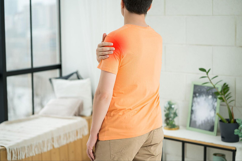 Triệu chứng phổ biến nhất của bệnh viêm quanh khớp vai là đột nhiên đau nhức và mất khả năng vận động cơ vai