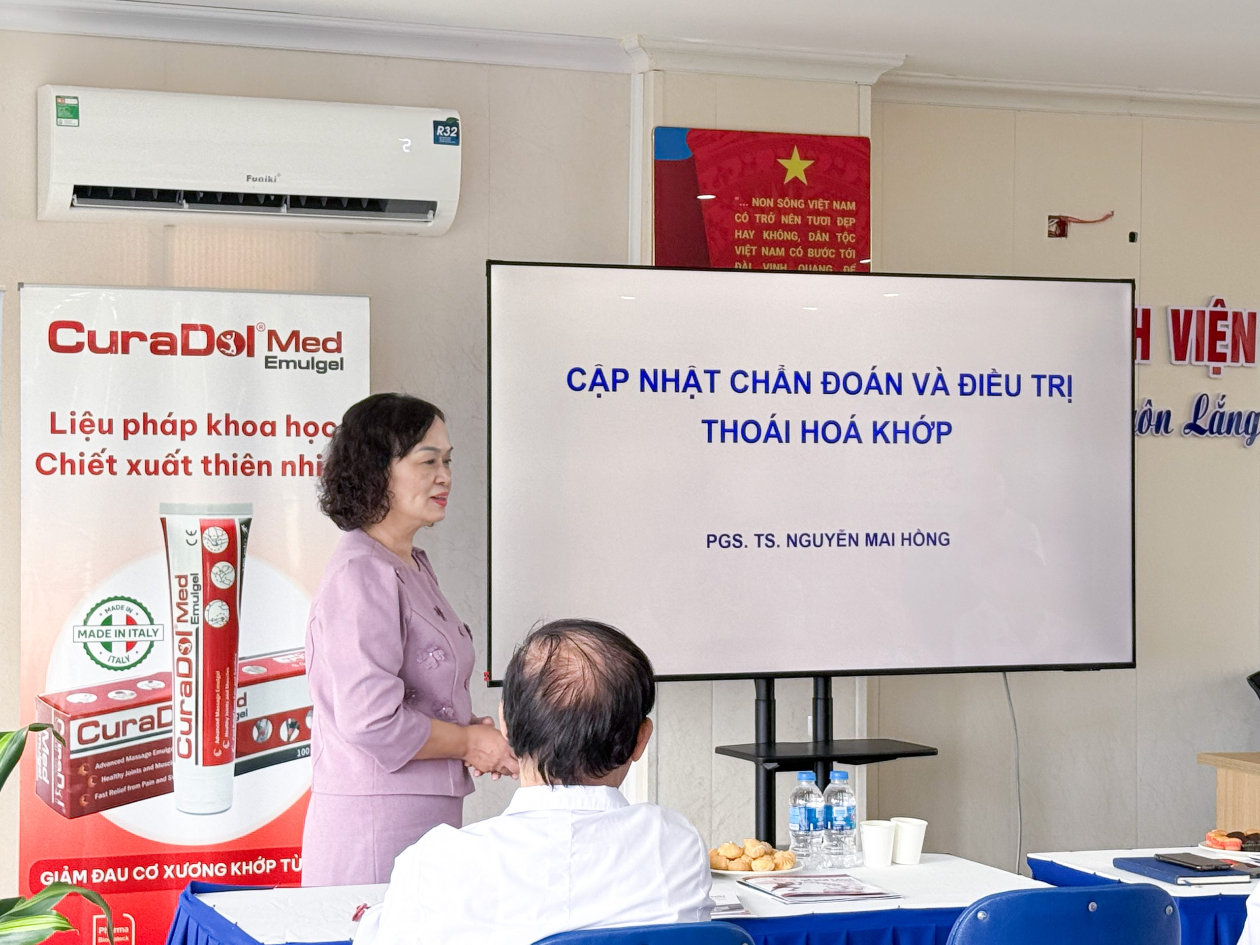 PGS.TS Nguyễn Mai Hồng chia sẻ về những cập nhật mới nhất trong chẩn đoán và điều trị thoái hóa khớp gối tại hội thảo.