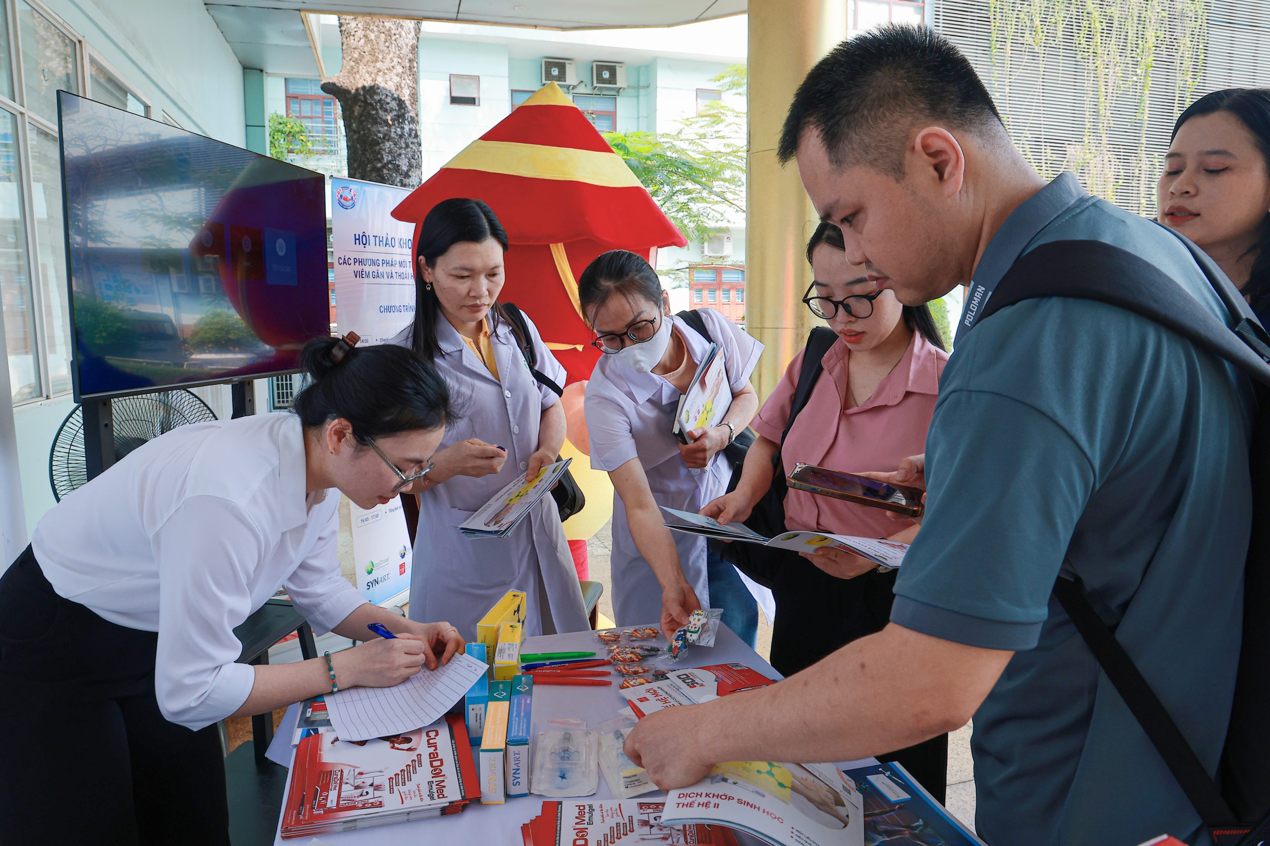 OMNIARCH PHỐI HỢP CÙNG BỆNH VIỆN HỮU NGHỊ VIỆT TIỆP TỔ CHỨC HỘI THẢO KHOA HỌC VỀ ĐIỀU TRỊ CƠ XƯƠNG KHỚP