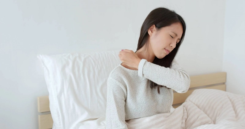 Bị trật khớp vai khi ngủ: Nguyên nhân &amp; Cách khắc phục