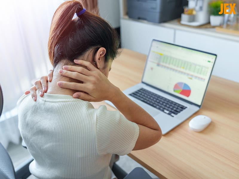 Dân văn phòng ngồi máy tính bị thoái hóa đốt sống cổ có nguy hiểm không?